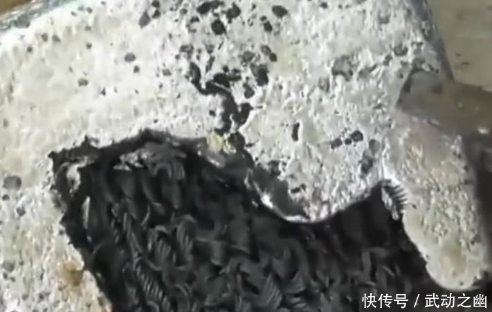 惊奇不已|男子好奇把铝水倒在方便面上,出现的结果让人惊奇不已
