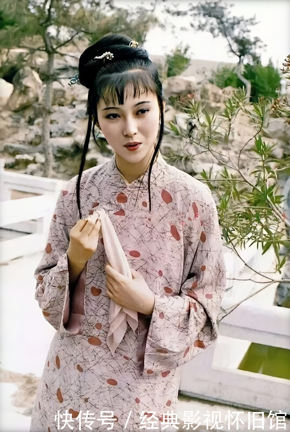  贫穷|87版红楼梦之邢岫烟剧照：荆钗布裙的贫穷女孩，却婚姻圆满