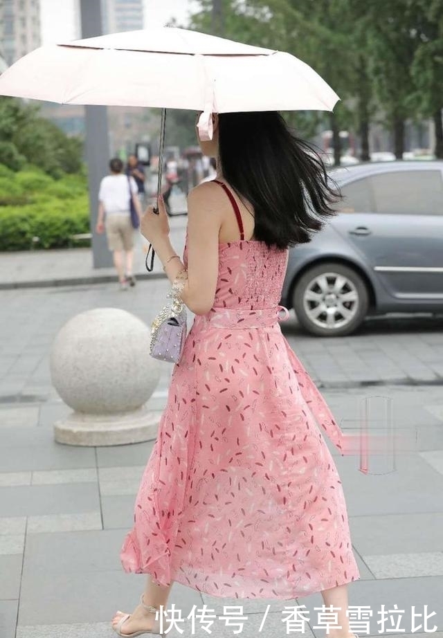 搭配|淡粉色的小裙子,搭配高跟小凉鞋,时尚又有气质
