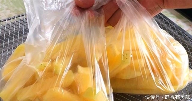 土豆|炸薯条时,土豆焯水后不要直接炸,多加这1步,薯条香酥不发软