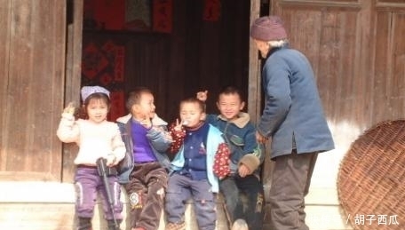 倚老卖老|9岁男孩给孕妇让座，孕妇刚坐下就被大爷拽起，还批孩子：不懂事