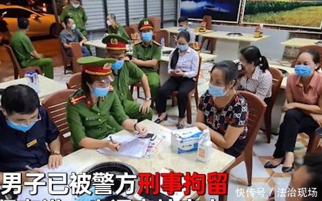 女子|愤怒！女子烧烤店吃出虫子放到网上，事后老板竟逼其下跪直播道歉
