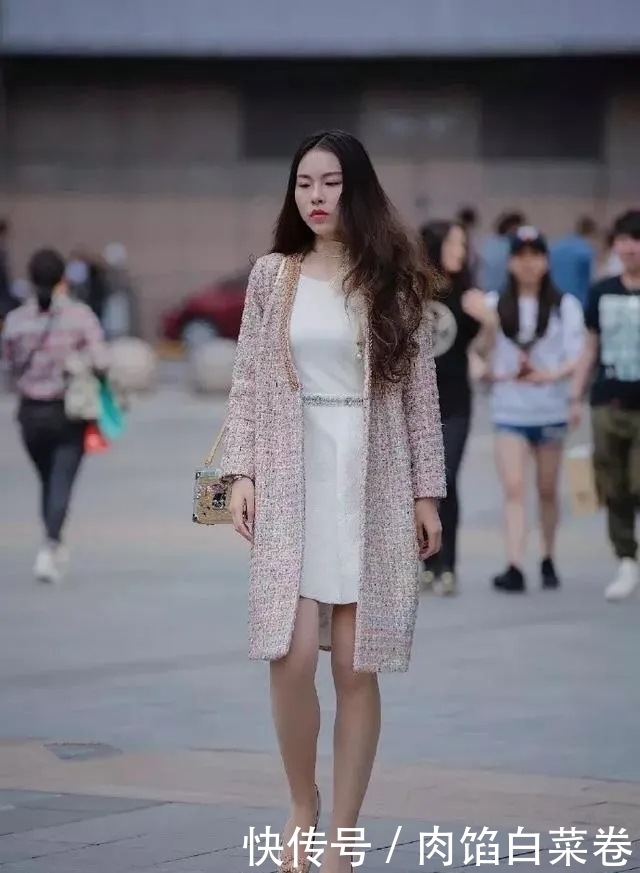 大气|路人街拍,美女穿细格纹设计的吊带紧身裙,显得大气又优雅