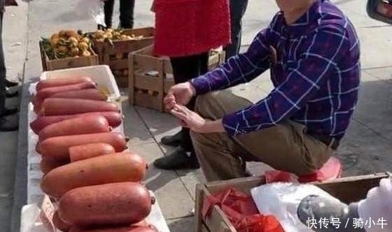 女子|女子看到有人街头卖火腿肠,前去询问价钱,老板却告知是水果