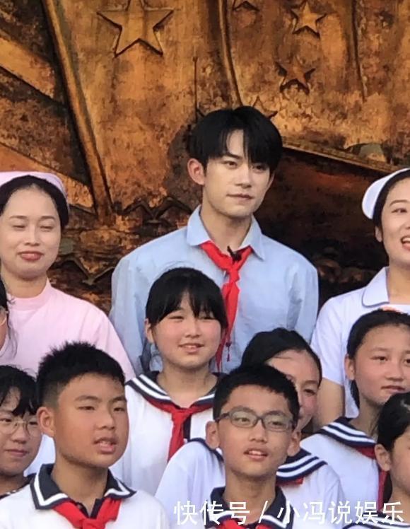 易烊千玺|易烊千玺对周冬雨这个箭头粗得不能再粗了吧齁甜