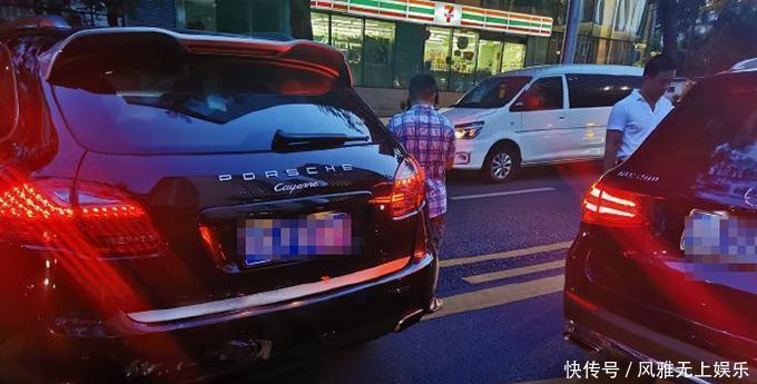 车门|59岁老戏骨坐百万豪车出意外车门和车尾被撞烂，事后还淡定自拍