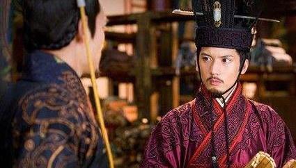 皇帝|皇帝偷偷在宰相衣服上烧个洞,过一年发现洞还在,下令打开国库