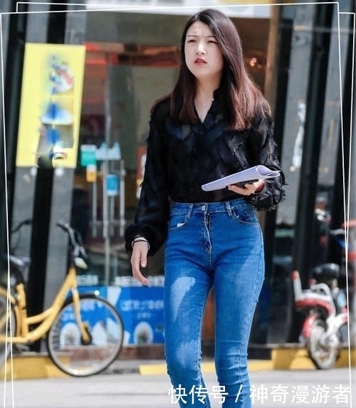 看起来|一条时尚的牛仔裤,优雅出街,阳光自然让人看起来很帅气