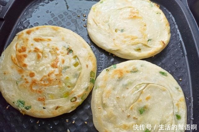 外皮|葱花饼的特色做法,拉一拉卷一卷,外皮酥脆层次多,比手抓饼还香