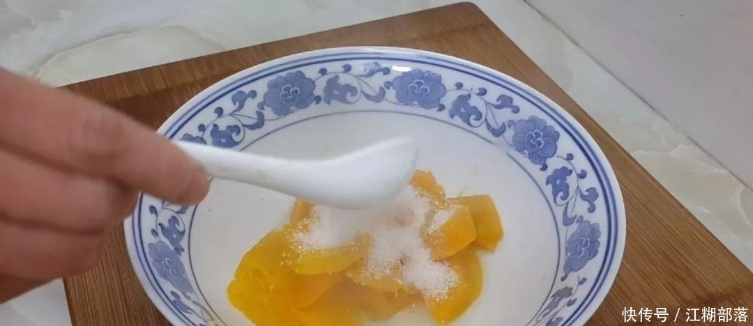 南瓜|南瓜又出新吃法,不用油炸,比面包馒头做法简单,比南瓜饼还好吃