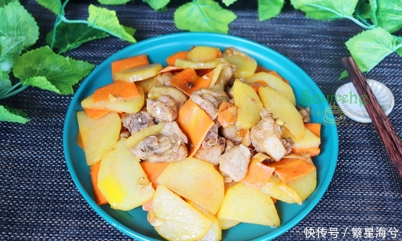 倒入|鸭肉别只会做啤酒鸭,加土豆胡萝卜炖一炖,端上桌连汤汁都不剩!