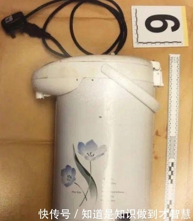 倒到|5岁男孩被父母锁在笼子里，多次用滚烫的热水，倒到他身上将其烫死