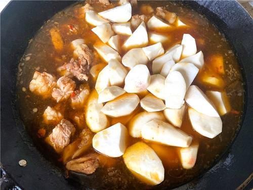 排骨|芋头烧排骨好吃有诀窍,多一步芋头白又粉,美味下饭,一盘不够吃