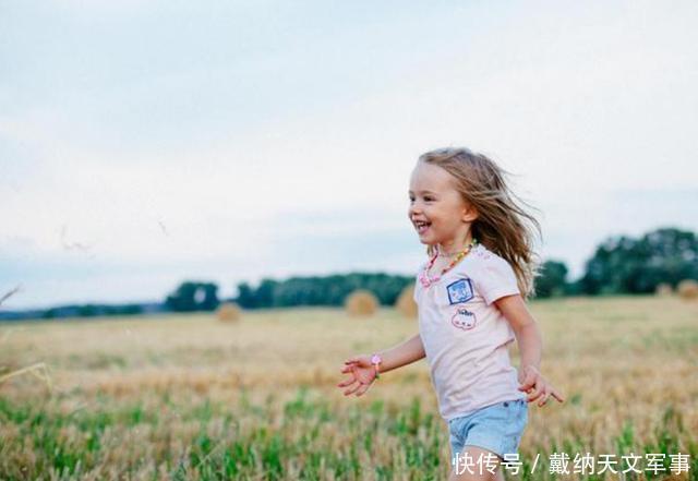 鼓起|女孩逛完超市，“肚子”鼓起被怀疑偷东西，店员检查后忍不住流泪
