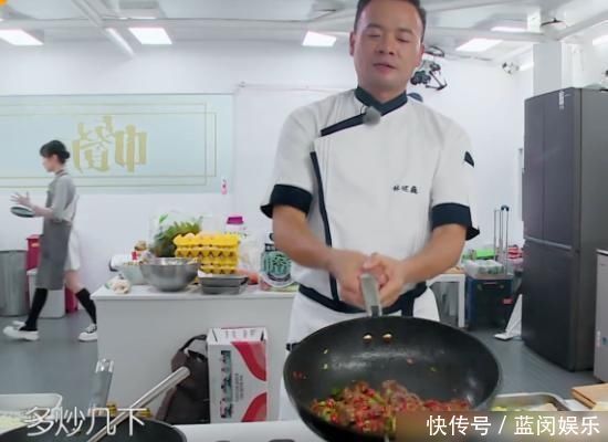 林述巍|林述巍在厨房炒菜时,谁注意灶台上的东西这未免太脏了