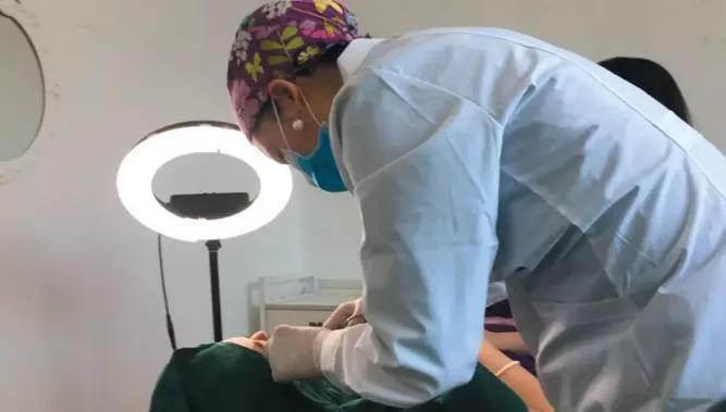 现行|工作室老板全国流窜非法行医多次被抓现行，庭上多名受害人索赔200万