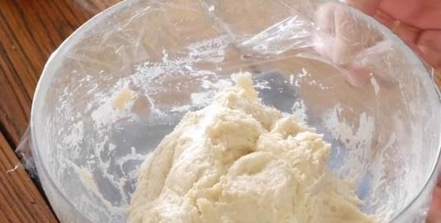 高筋面粉|面包新做法,只要面里加4个鸡蛋,不用和面不揉面,好吃又简单