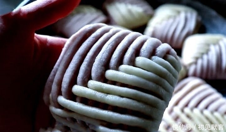 吃法|立夏后,教你紫甘蓝的新吃法,做成面食,暄软劲道,比花卷还好吃