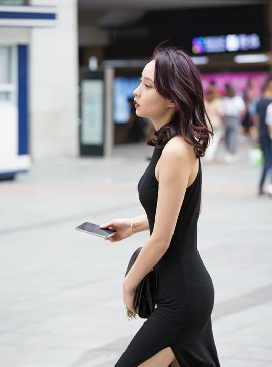  套装|街拍：小姐姐穿着一身蕾丝套装，搭配蓝色的链条小包，非常时尚靓丽