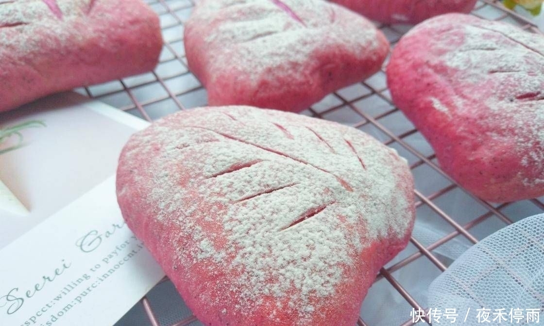 黄油|粉色火龙果麻薯软欧面包
