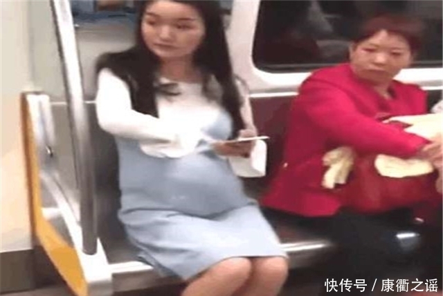 腹中|女子坐地铁为了占座，腹中塞衣服假扮孕妇，旁边大妈的表情亮了