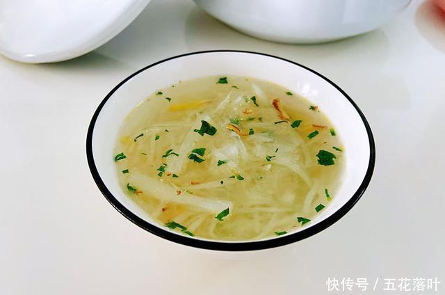 营养|10月萝卜大量上市，脆嫩多汁，用来烧汤很香，营养高别不懂得吃