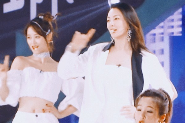 期节目|乘风破浪的姐姐主题曲舞台,万茜站中心位,黄圣依吴昕站前排!