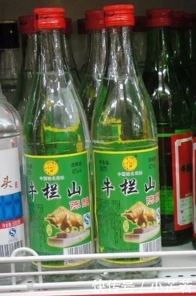 白酒|明明是酒精勾兑却宣称陈酿,15元一瓶的二锅头喝的人还不少