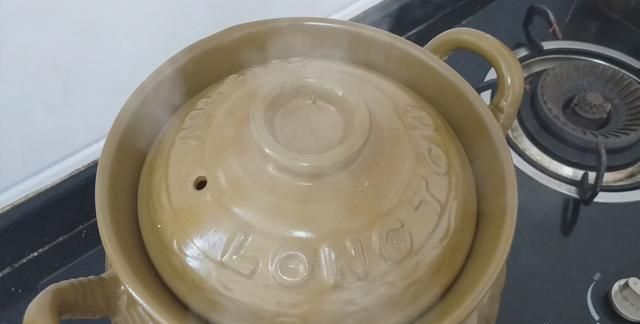 营养|羊汤怎样煲好喝?告诉你1个小技巧,汤香浓郁没骚味,营养又好喝