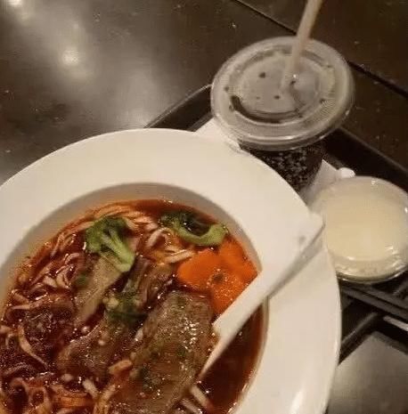 红烧|康师傅竟然开了实体店,点了个基本款红烧牛肉面,一看账单懵了