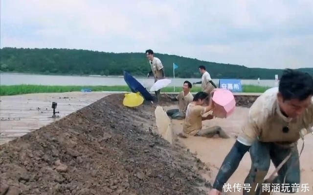 撑伞|跑男们这次太拼了,泥潭中撑伞奔跑,李晨蔡徐坤等被溅一脸泥