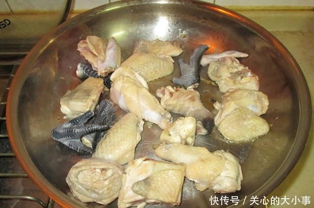 鸡肉|还在喝老母鸡汤吗这道鸡肉的做法，好吃到舔手指，上桌就能光盘