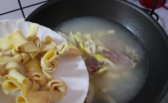 春天|春天,浙江人最爱喝的一碗汤,4种食材煮一锅,汤浓味鲜,吃不够