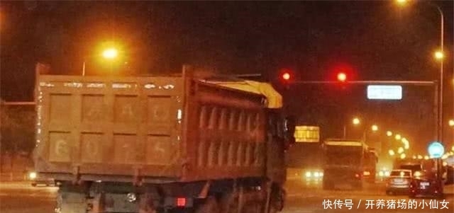 晚上|为何渣土车晚上敢随便闯红灯,得知真相后,令主人气氛不已!