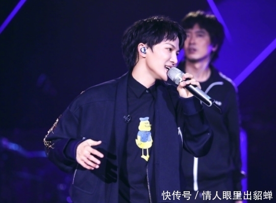  华晨|华晨宇拿完歌王发表获奖感言时，旁边周深的表情，粉丝看了都心疼