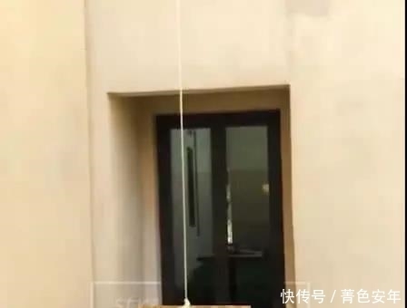 撒盐哥的餐|撒盐哥为挽回顾客再出奇招,从二楼往下撒芝士,网友:真能忽悠