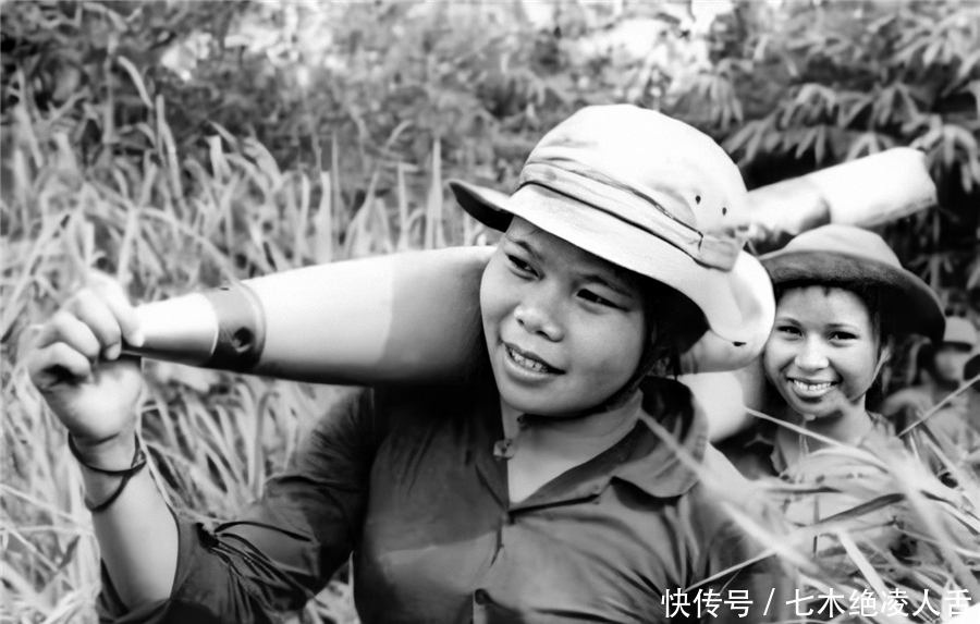 俘虏|越战中的越南女兵：俘虏被美国大兵扛走，蒙上双眼身上绑满炸弹