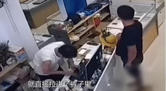 手机|男子疑似闹肚子，没忍住喷在店铺里一地“翔”,假装玩手机后撒腿就跑