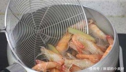 虾肉里面|白水煮虾时,用冷水还是热水,很多人做错了,难怪腥味重