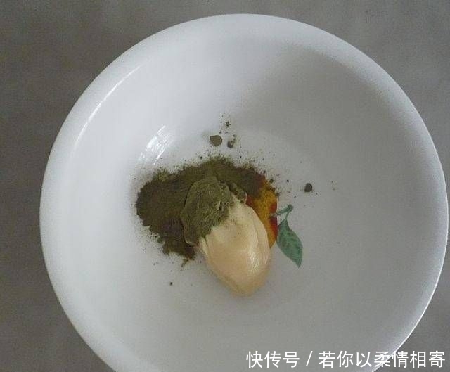 上保鲜膜|抹茶酥和我自己做的红曲糕点,不油腻