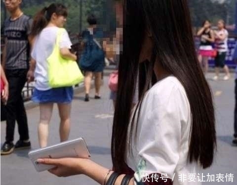 求婚|小伙在闹市求婚，女孩说了句话让男孩备受打击，路人：不要也罢