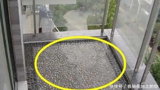 功能|装修阳台现代人不铺瓷砖了,都喜欢这样铺阳台,颜值高还有这功能