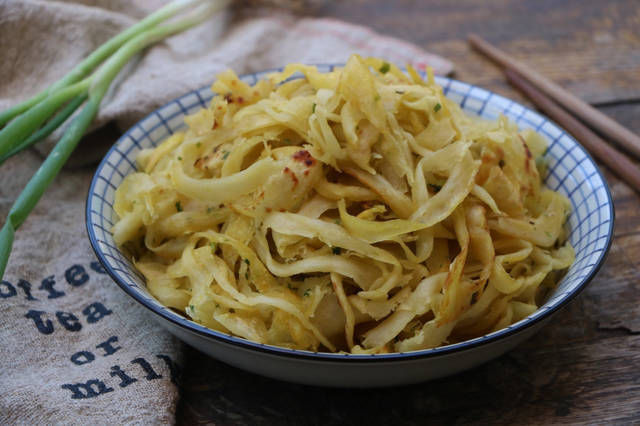 发面|夏天就馋这个饼,不发面不烫面,柔软层次多,外面要10块一斤