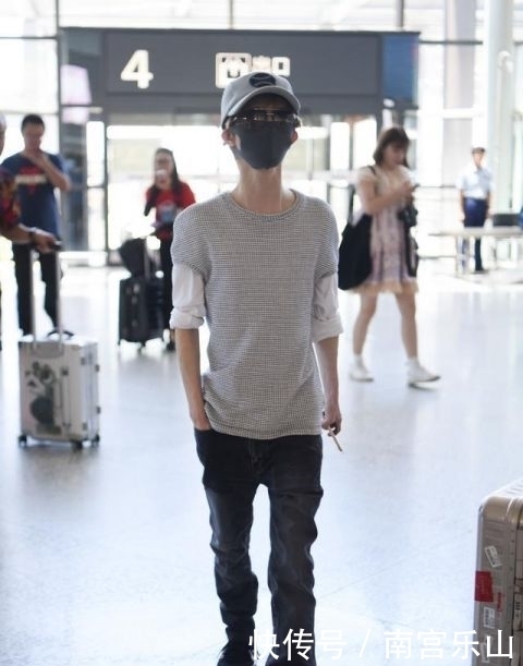 郭敬明|郭敬明用针织衫叠穿白卫衣,网友:他到底多高?