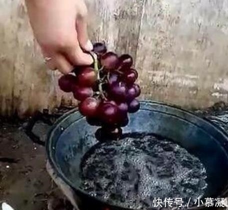 油炸|女友油炸葡萄,男友骂她浪费,把葡萄捞出后男友拿起就吃,惊喜了