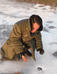  干净|搞笑GIF：擦地阿姨很认真，地真干净