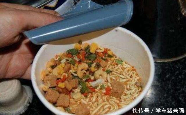 为啥|为啥桶装方便面比袋装的贵3块得知贵哪里之后,我宁愿买桶的!