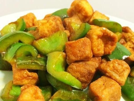 倒入|春季美食推荐尖椒腰花,油豆腐丁炒青椒,爆炒肥肠的做法