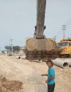 场合|搞笑GIF:妹子,搞笑要分场合,阿姨让你弄的都不知所措了