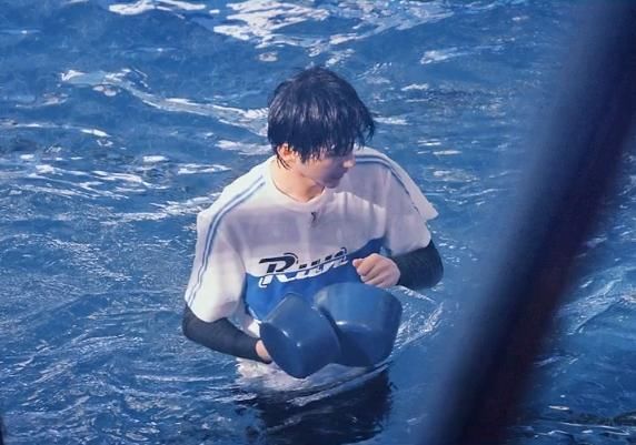 扛得住|蔡徐坤被郑恺按到水里,看到因遇水而“脱妆”的脸,这谁扛得住